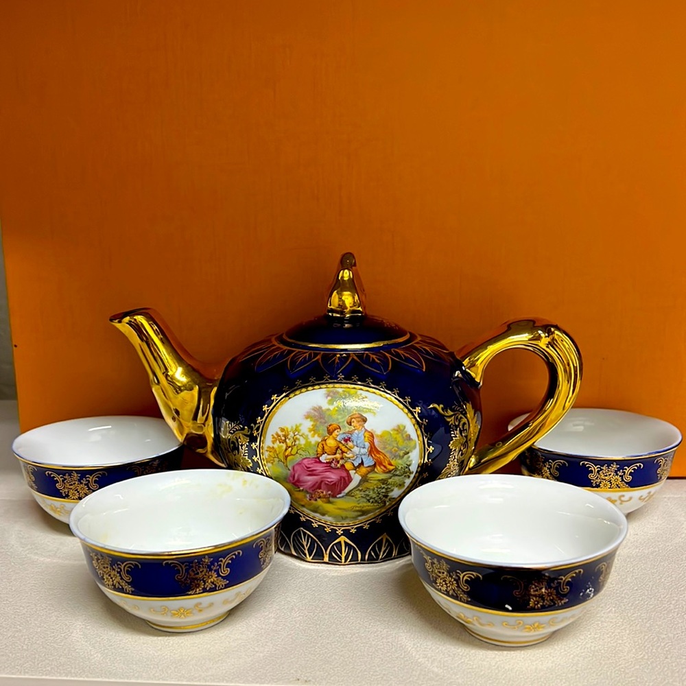 Small Teapot with 4 cups
